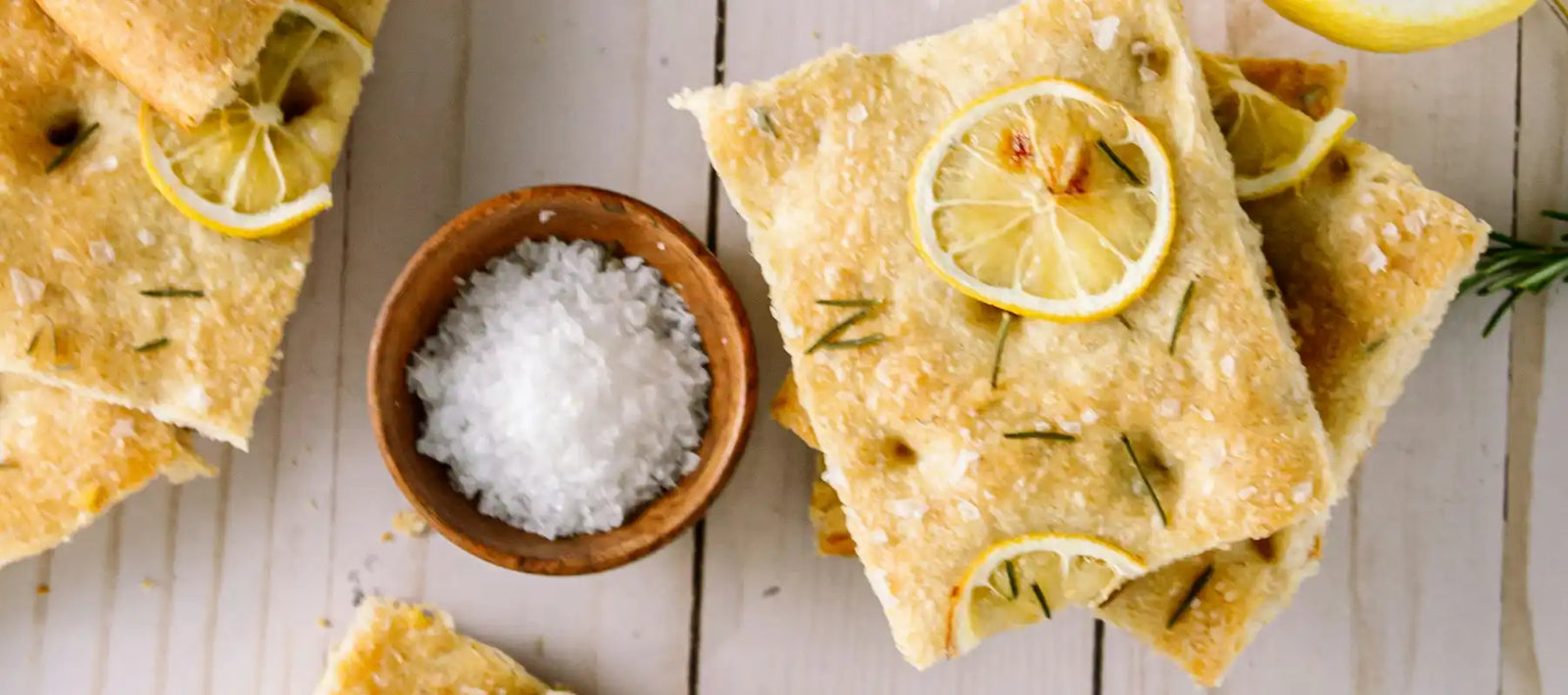 Brot und Salz Ein Salztöpfchen mit italienischem Weissbrot auf hellem Holz
