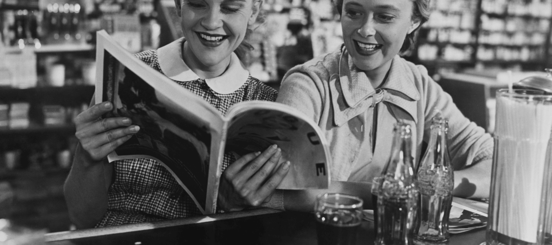 Zwei Frauen lesen Delidia Magazin über Essig & Olivenöl, Salz & Pfeffer