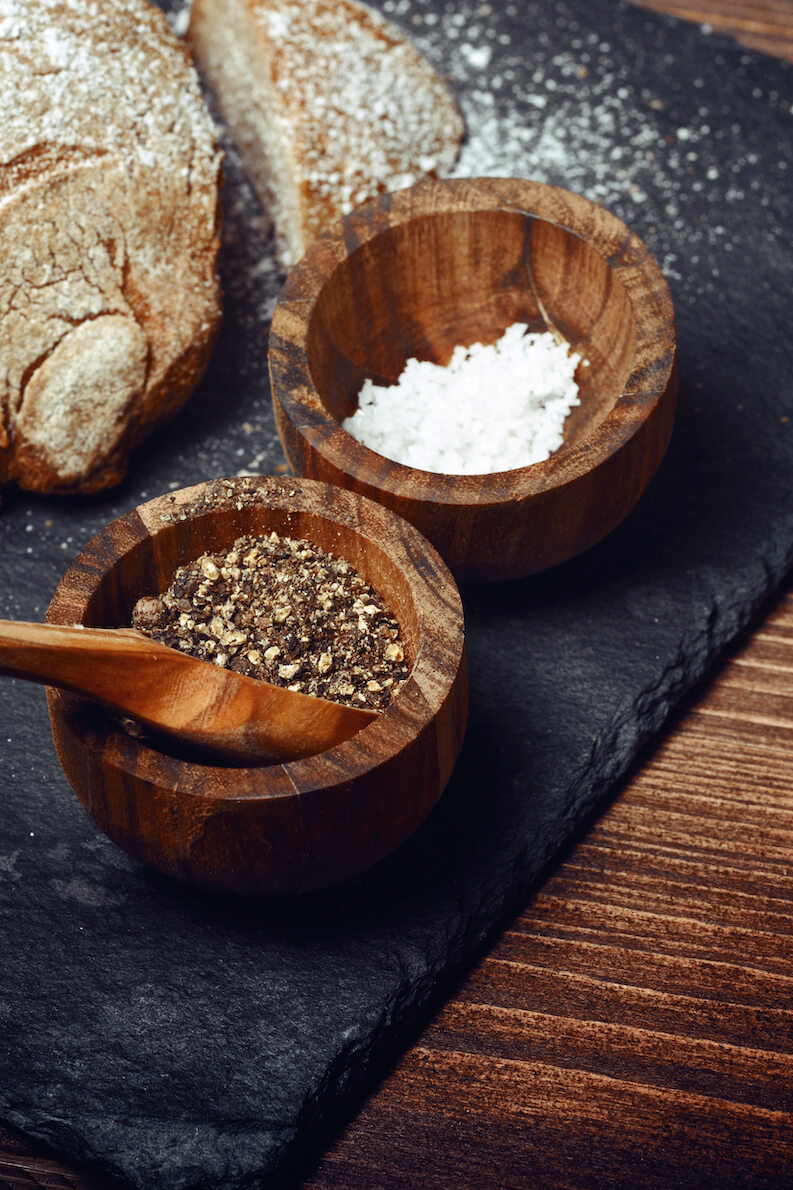 Grobes Meersalz mit schwarzem Pfeffer und Weißbrot