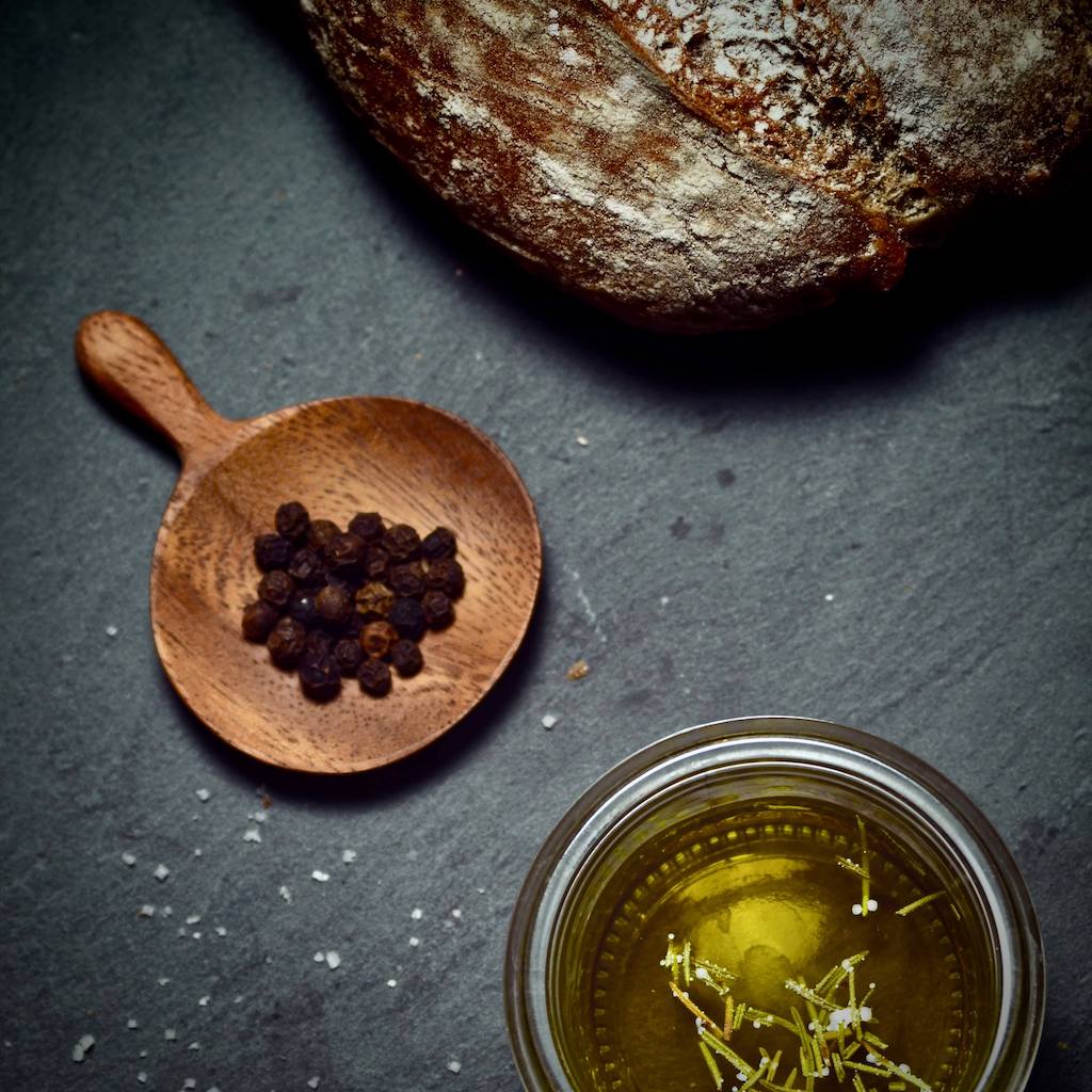 Tellicherry Pfeffer von Delidia mit Weißbrot und Olivenöl