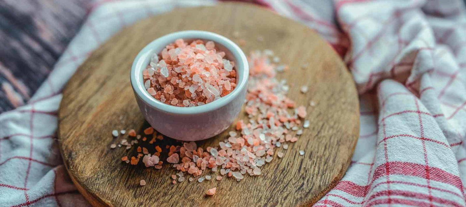 Schale Himalayasalz auf einem Holztisch