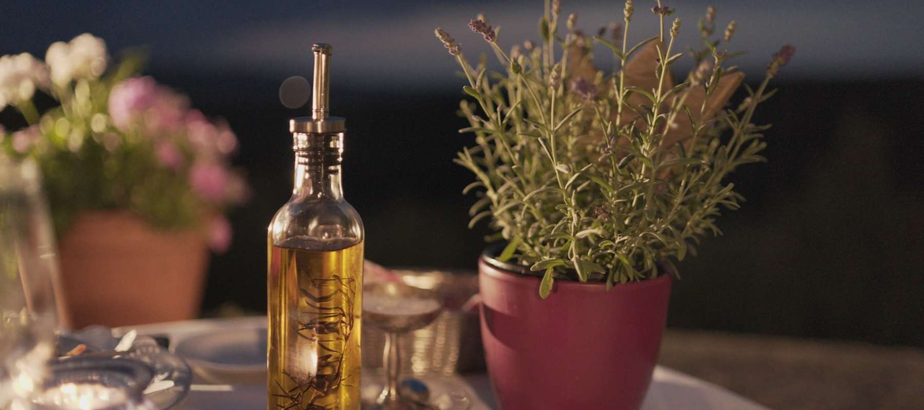 Muss Olivenöl aus zerdellten Blechkanistern umgefüllt werden