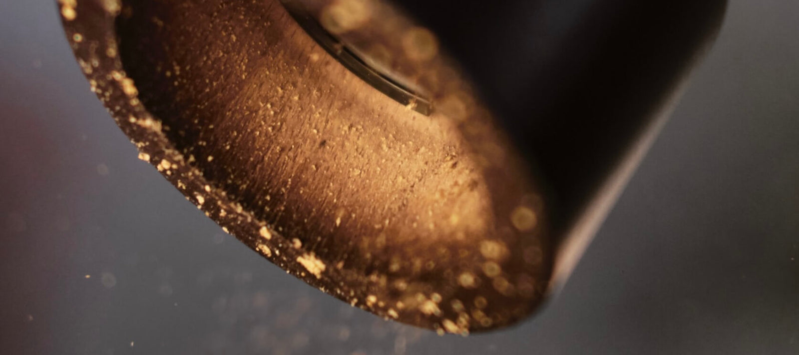 Blick von unten in das Mahlwerk einer braune Pfeffermühle von Peugeot 