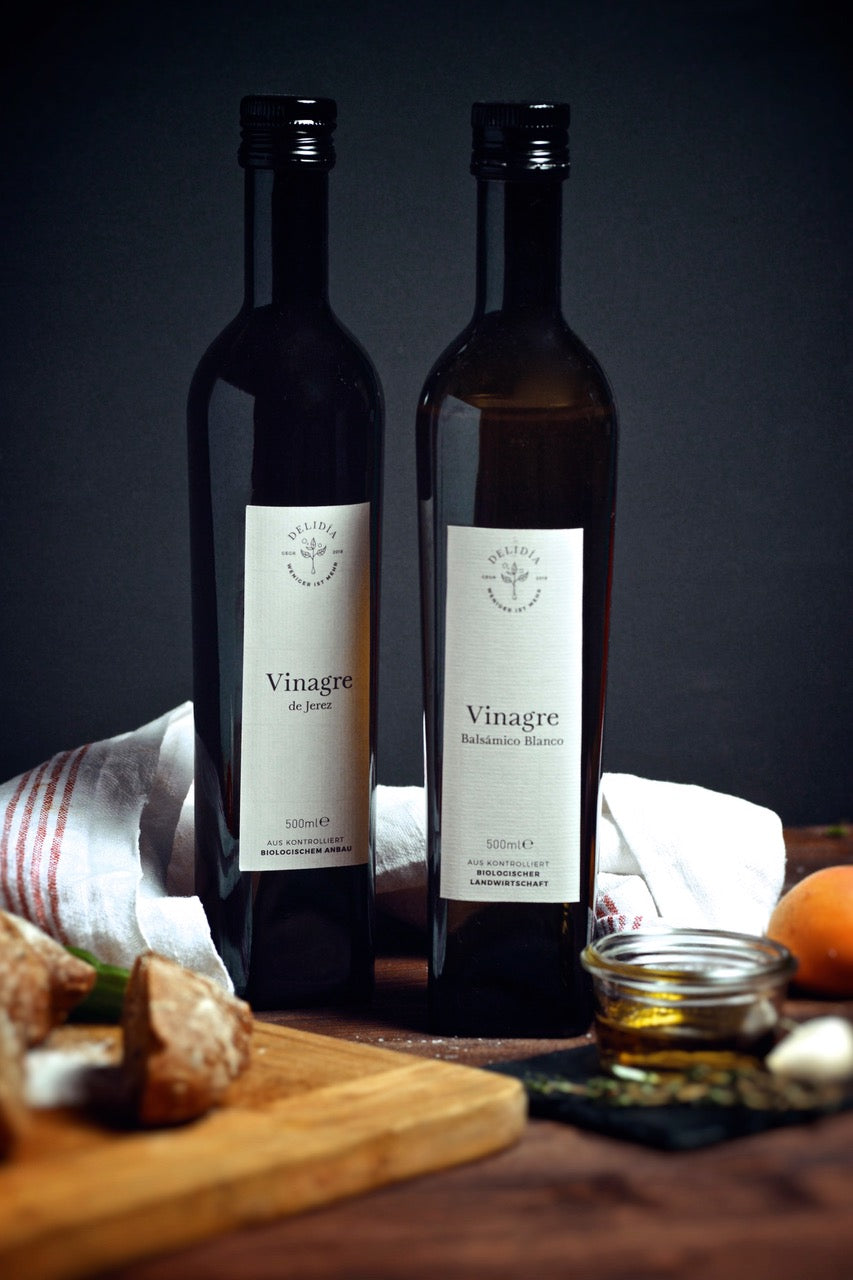Essig und Öl von Delidia auf einem Tisch