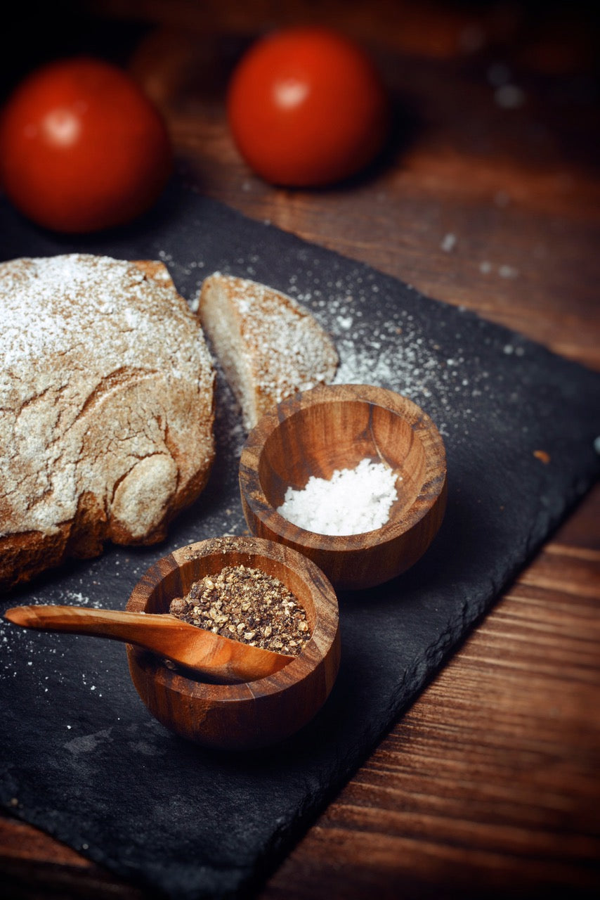 Fleur de Sel der Bretagne & frisches Weißbrot, Tomate & Pfeffer