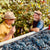 Delidia Balsamico Hersteller Simone und sein Vater vor dem Anhänger voller Weintrauben