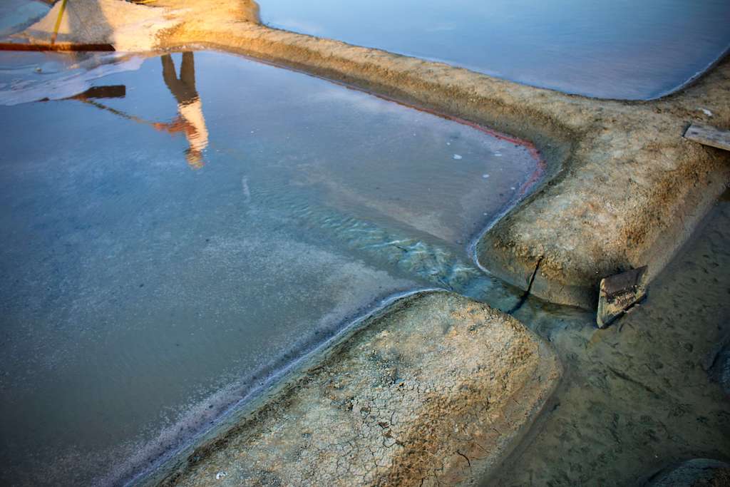 Francis erntet grobes Meersalz in der Abendsonne 